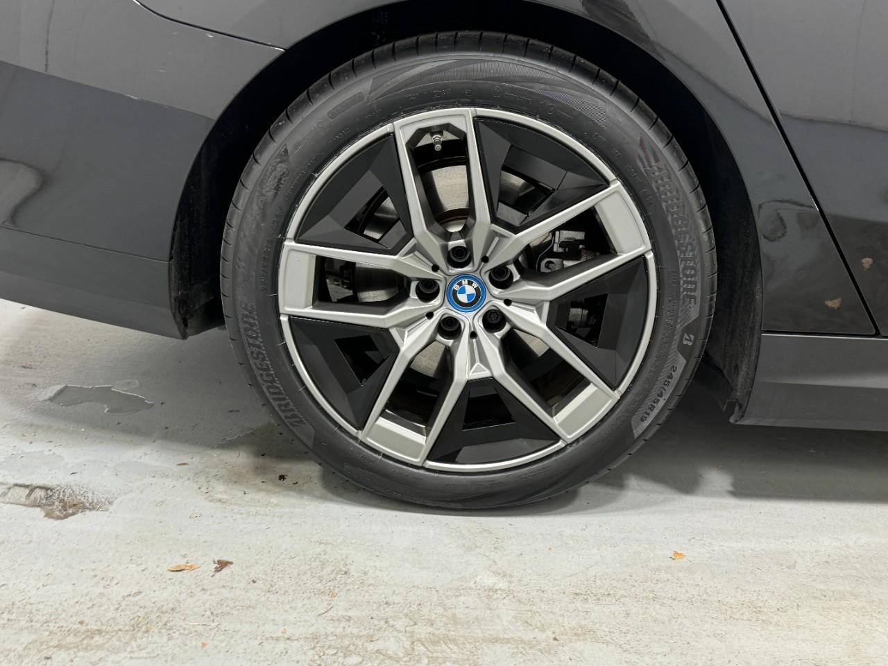 BMW i5 Vehicle Full-screen Gallery Image 05