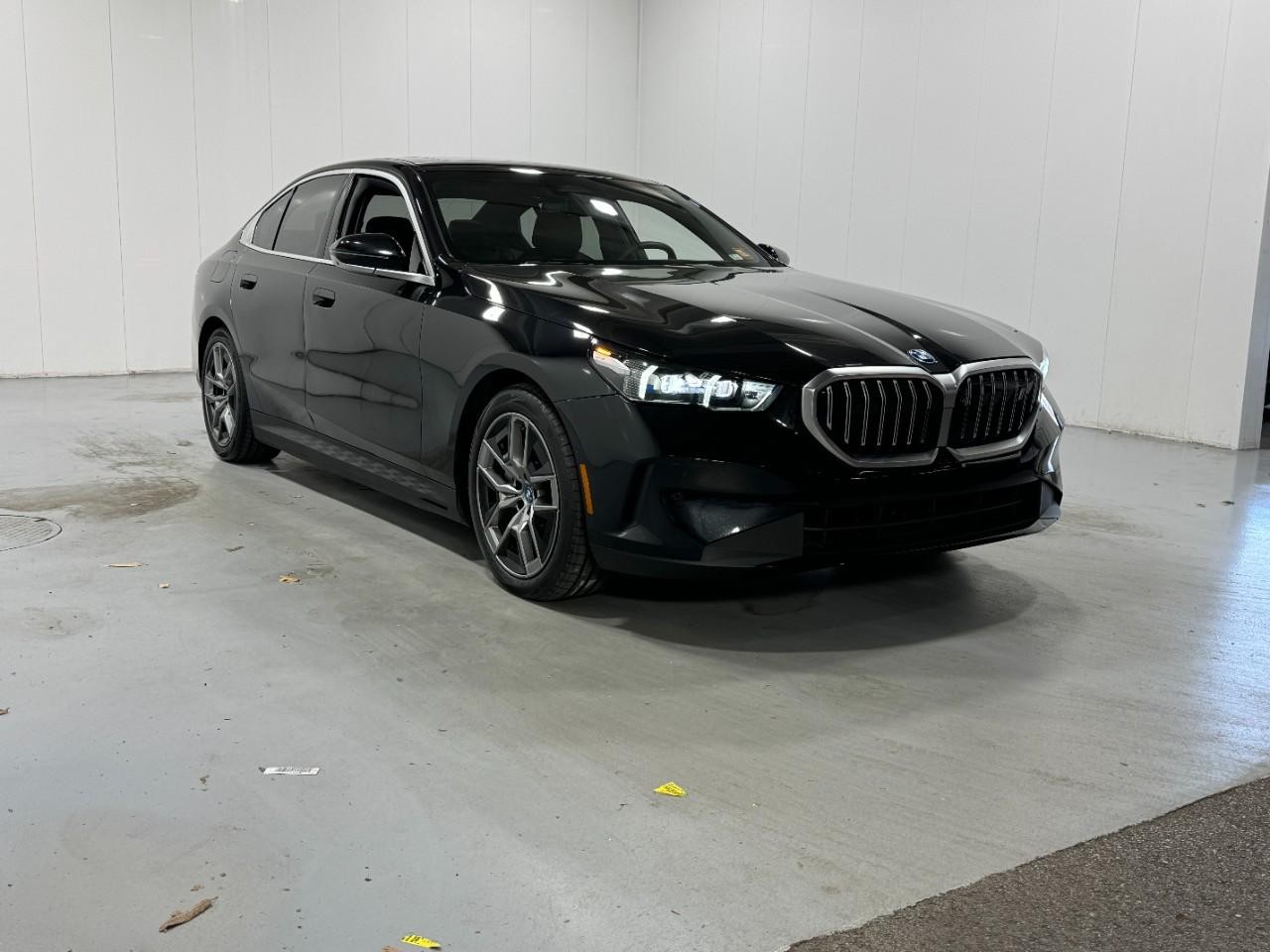 BMW i5 Vehicle Full-screen Gallery Image 06