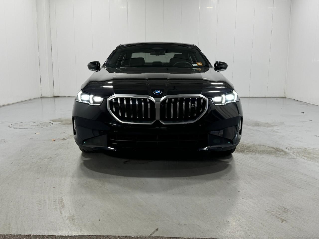 BMW i5 Vehicle Full-screen Gallery Image 07