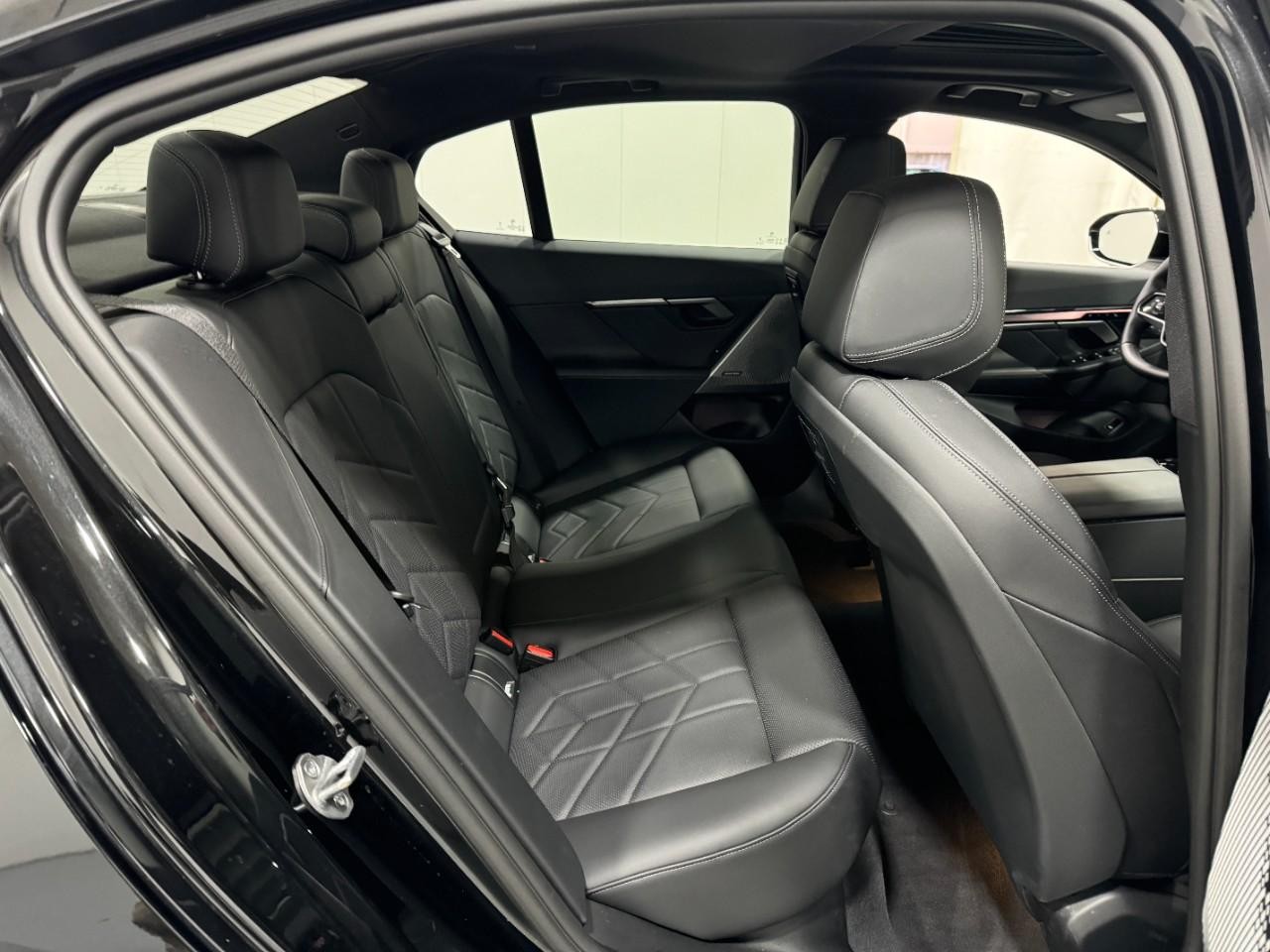 BMW i5 Vehicle Full-screen Gallery Image 10