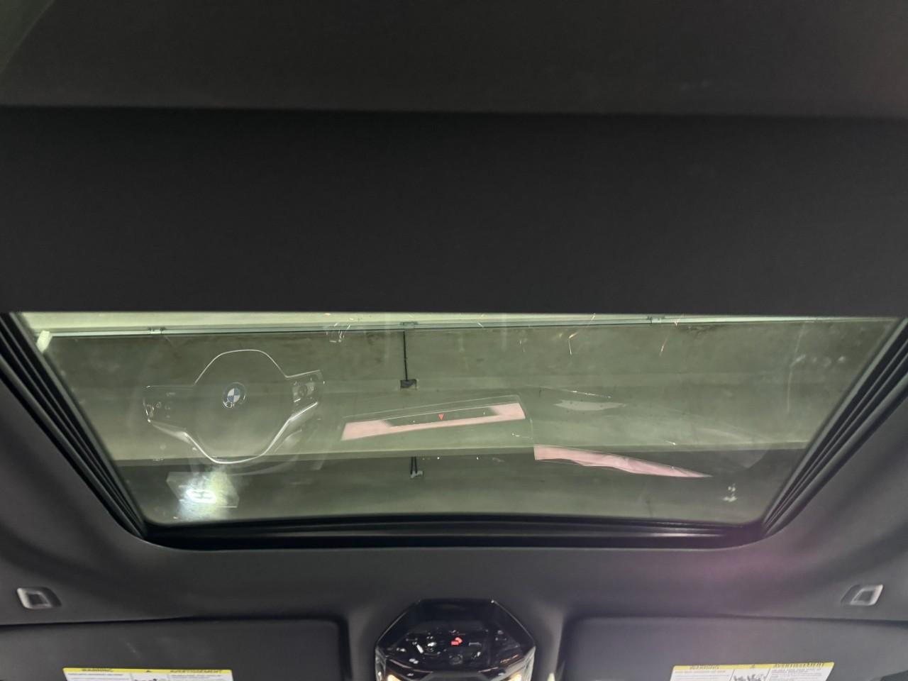 BMW i5 Vehicle Full-screen Gallery Image 11