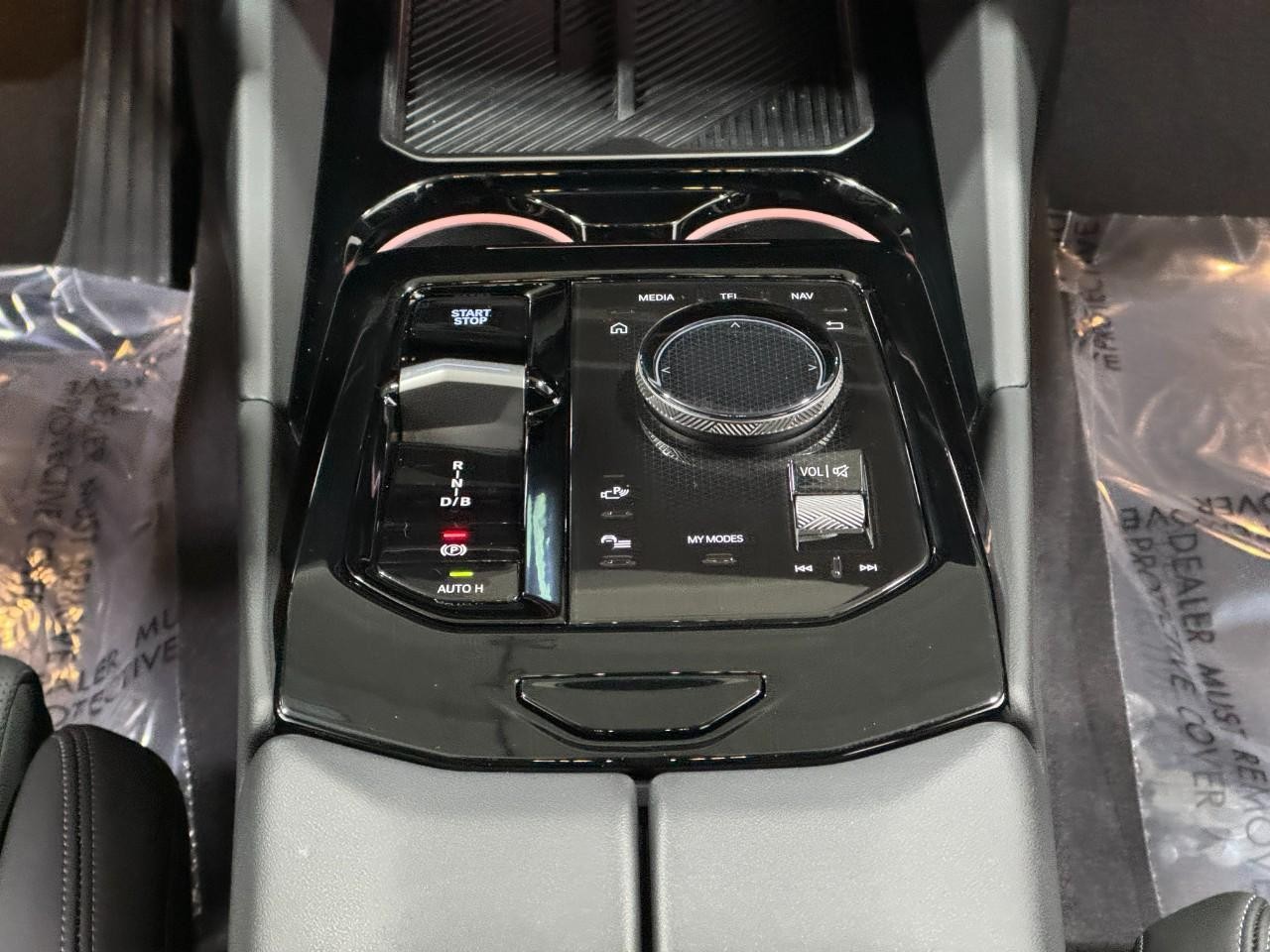 BMW i5 Vehicle Full-screen Gallery Image 15