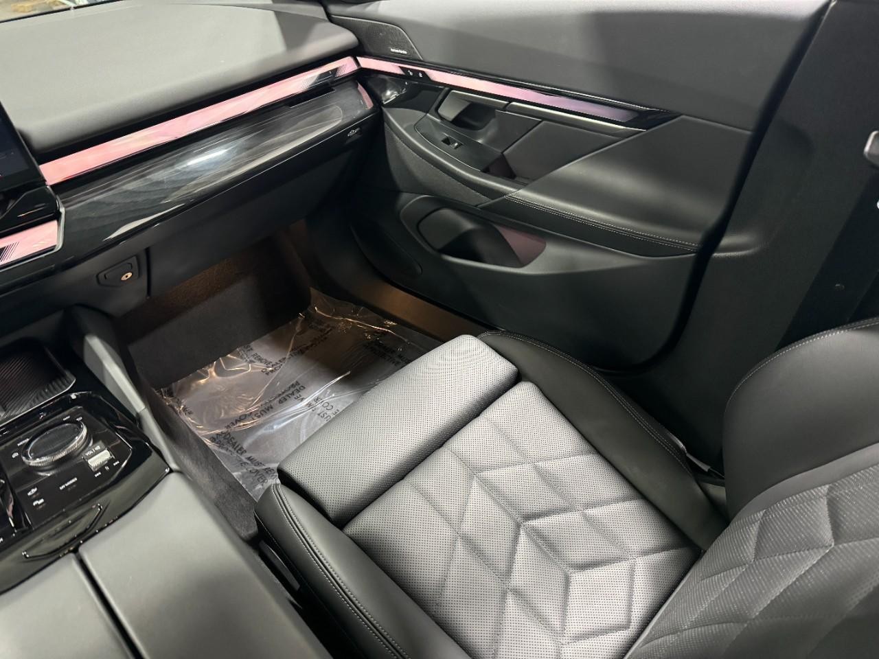 BMW i5 Vehicle Full-screen Gallery Image 16