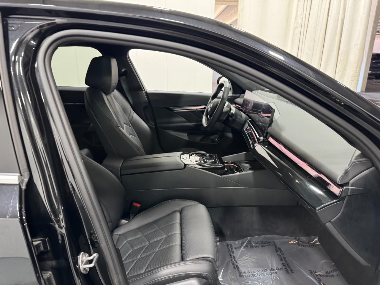 BMW i5 Vehicle Full-screen Gallery Image 17