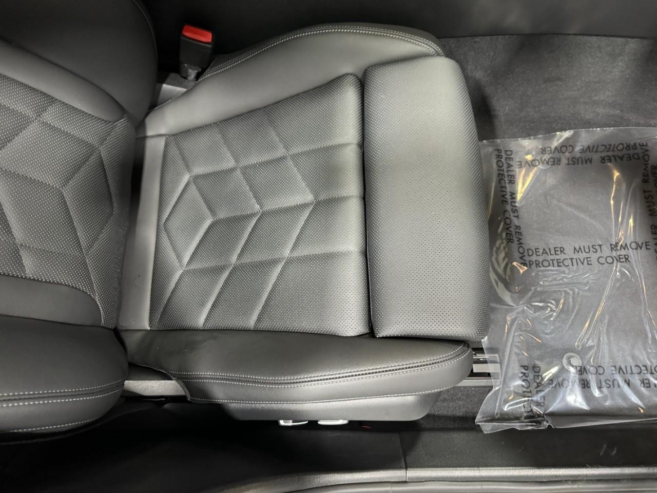 BMW i5 Vehicle Full-screen Gallery Image 18