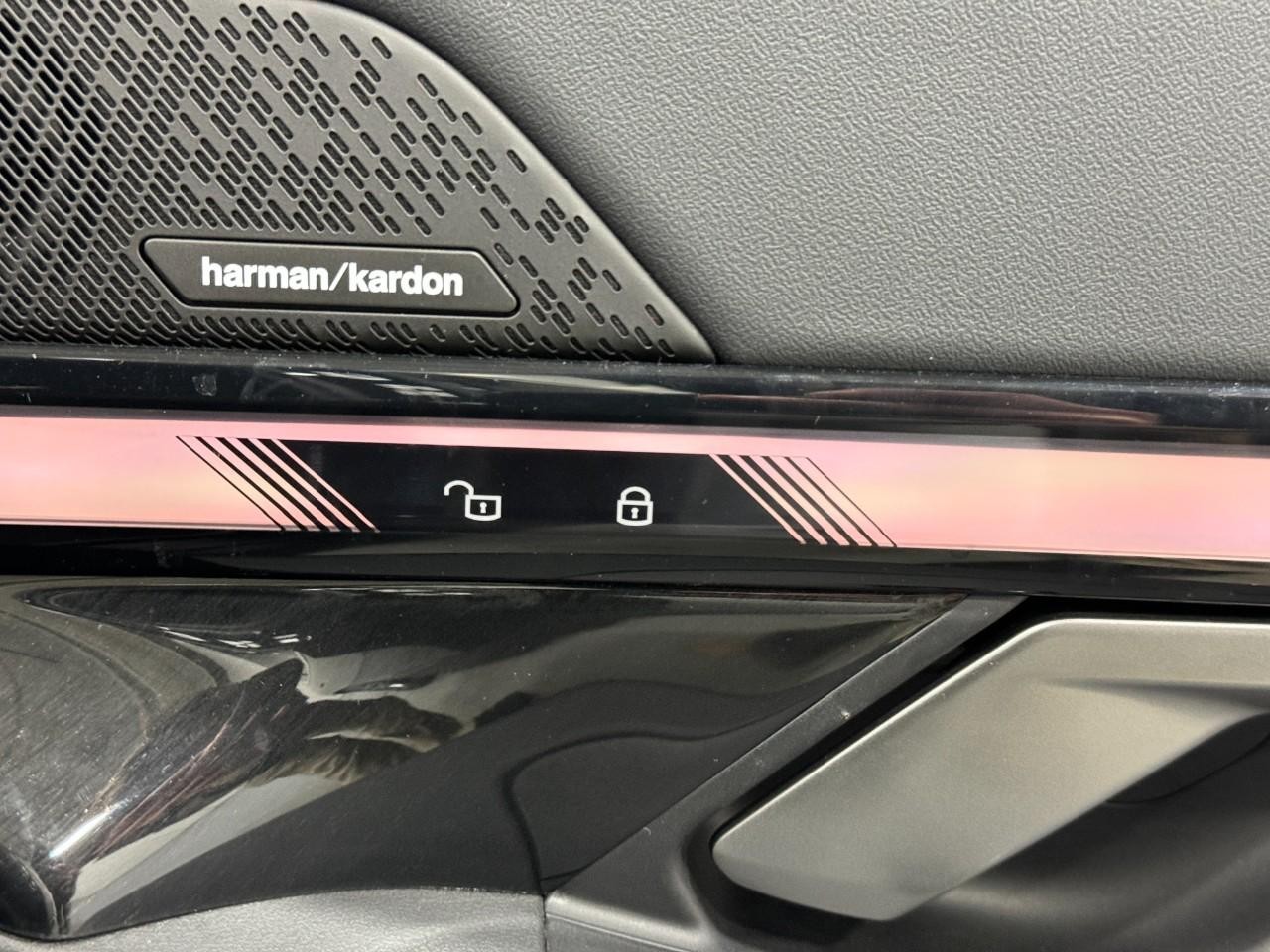 BMW i5 Vehicle Full-screen Gallery Image 20