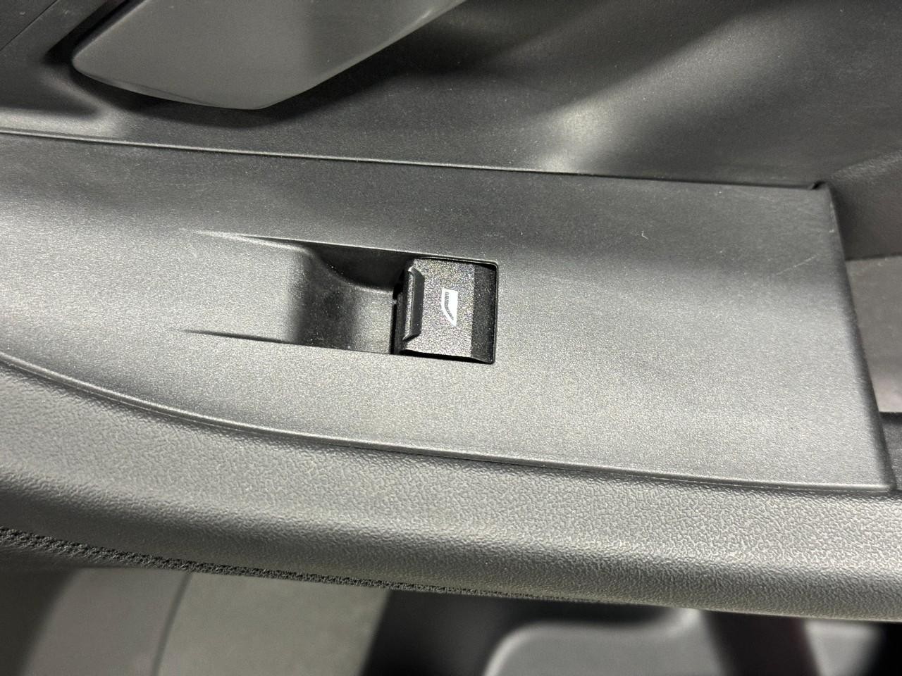 BMW i5 Vehicle Full-screen Gallery Image 21