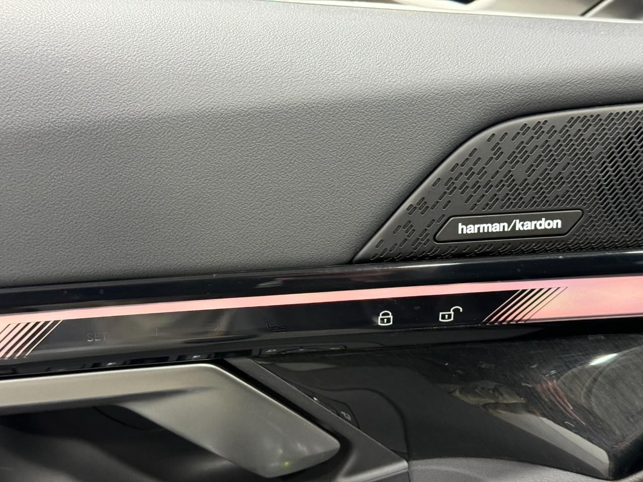 BMW i5 Vehicle Full-screen Gallery Image 22