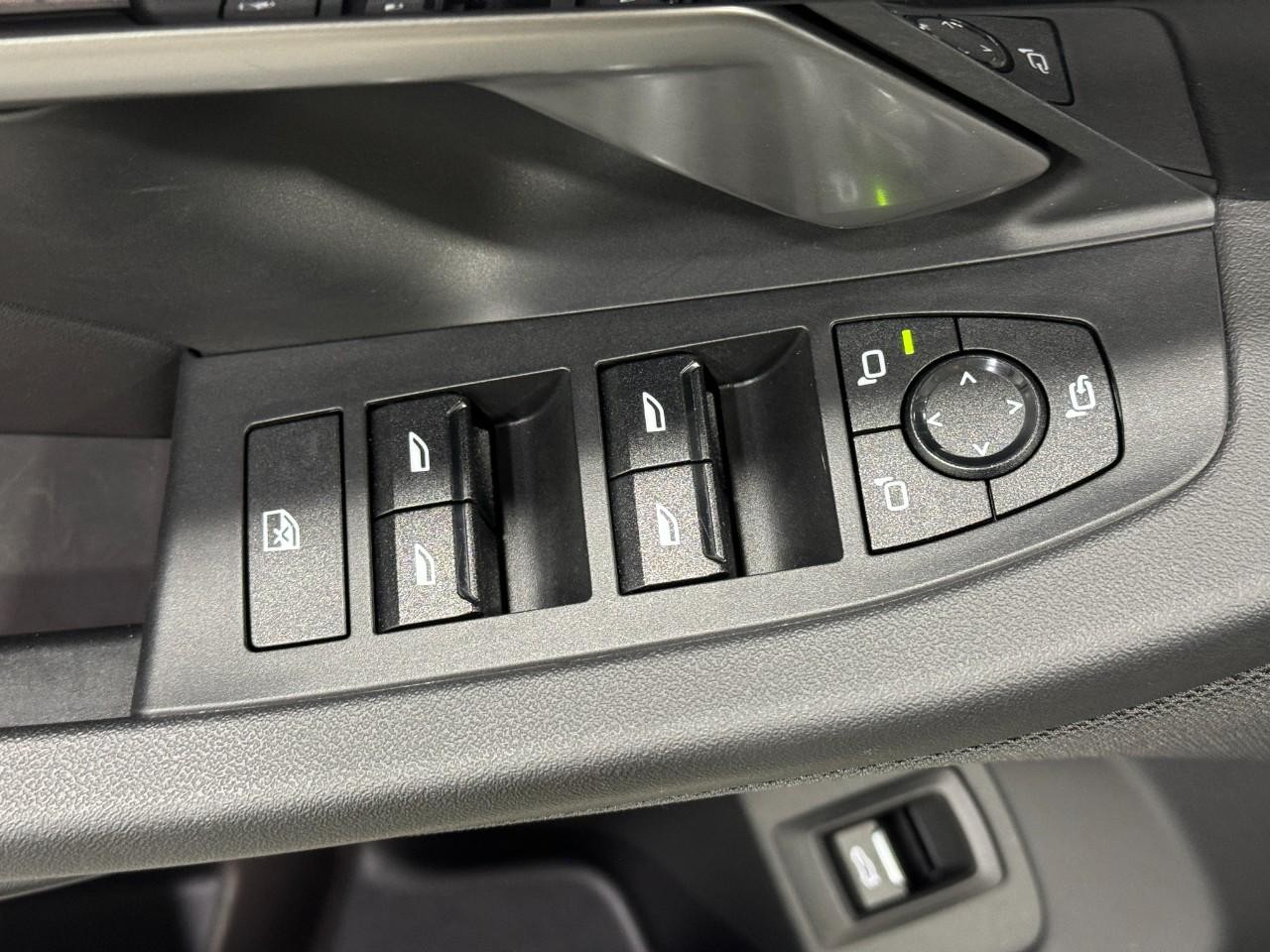 BMW i5 Vehicle Full-screen Gallery Image 23