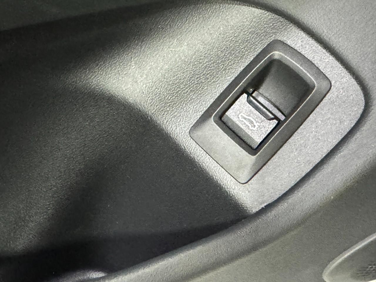 BMW i5 Vehicle Full-screen Gallery Image 24