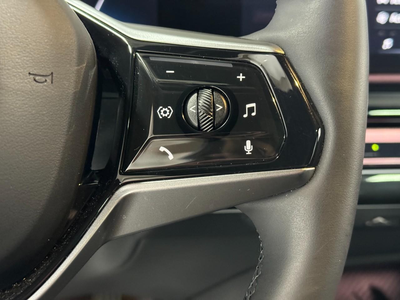 BMW i5 Vehicle Full-screen Gallery Image 29