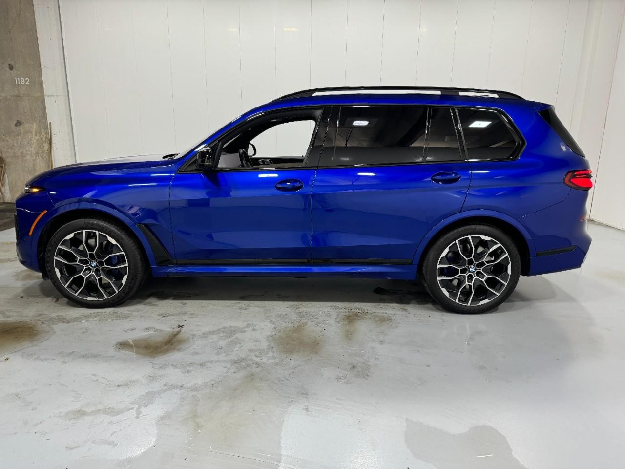 BMW X7 Vehicle Full-screen Gallery Image 2