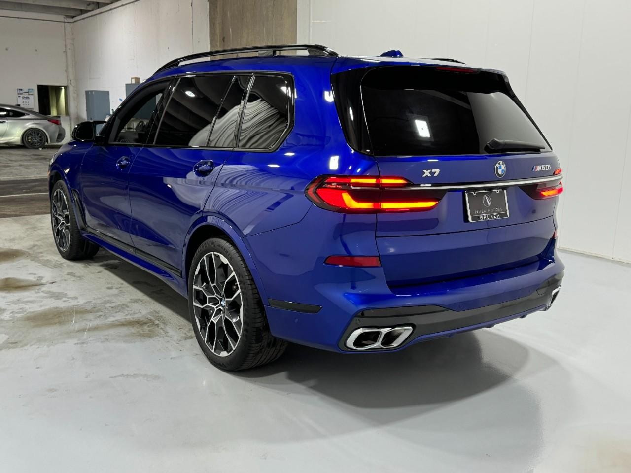 BMW X7 Vehicle Full-screen Gallery Image 3