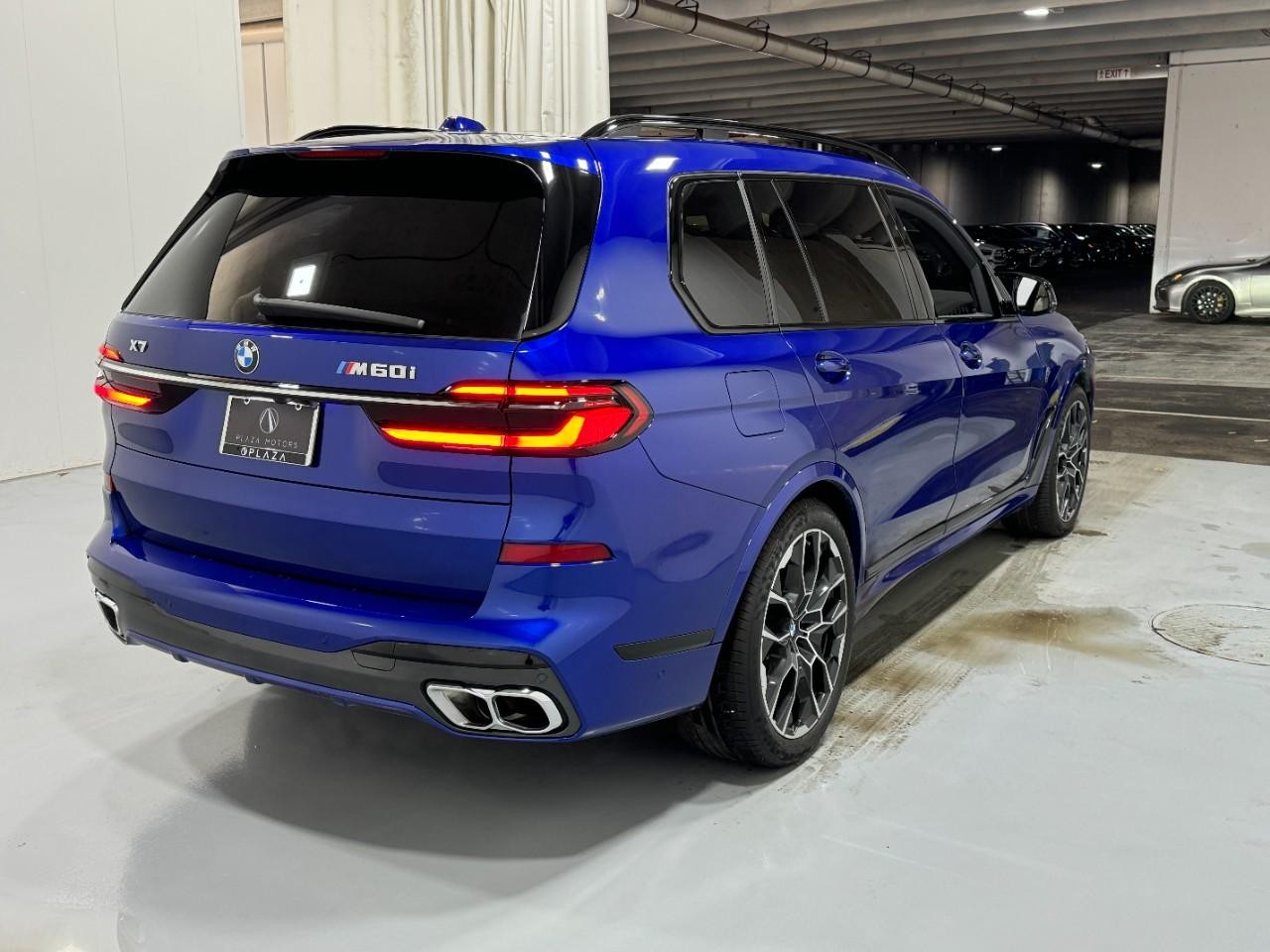 BMW X7 Vehicle Full-screen Gallery Image 4