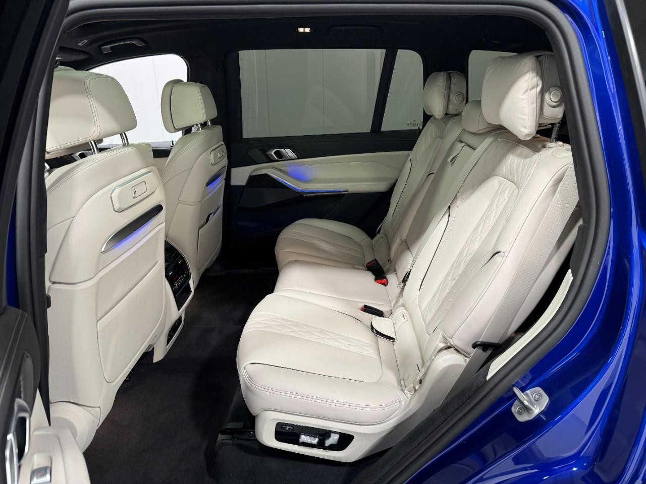 BMW X7 Vehicle Full-screen Gallery Image 8