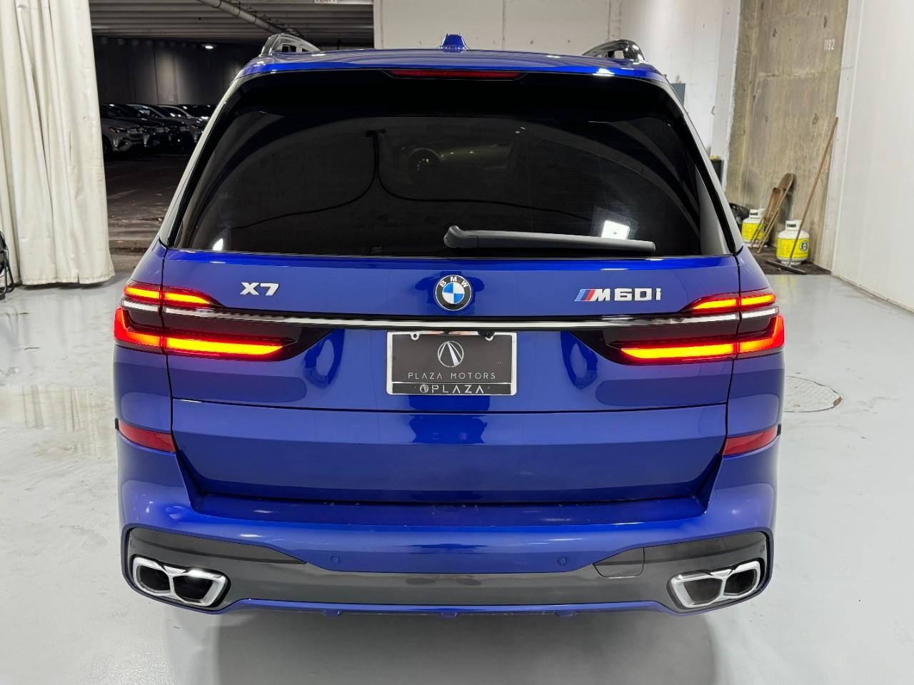 BMW X7 Vehicle Full-screen Gallery Image 9