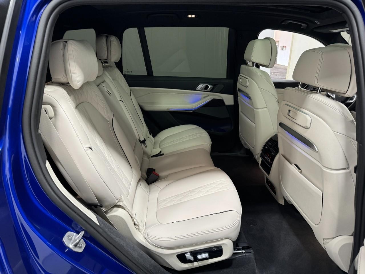 BMW X7 Vehicle Full-screen Gallery Image 10