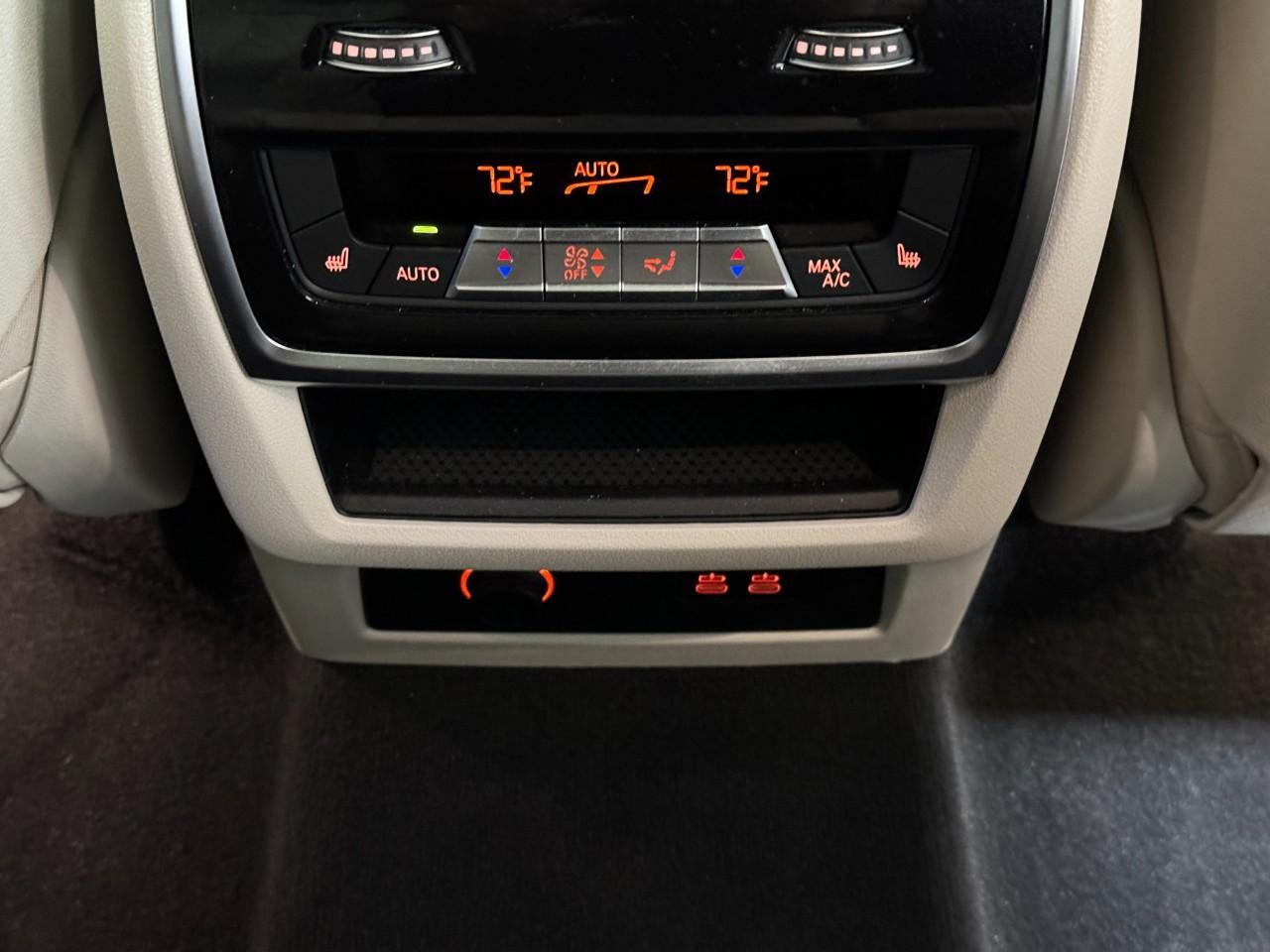 BMW X7 Vehicle Full-screen Gallery Image 11