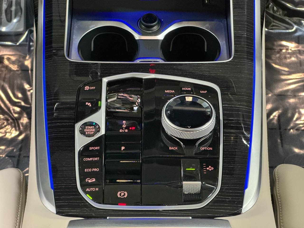 BMW X7 Vehicle Full-screen Gallery Image 16