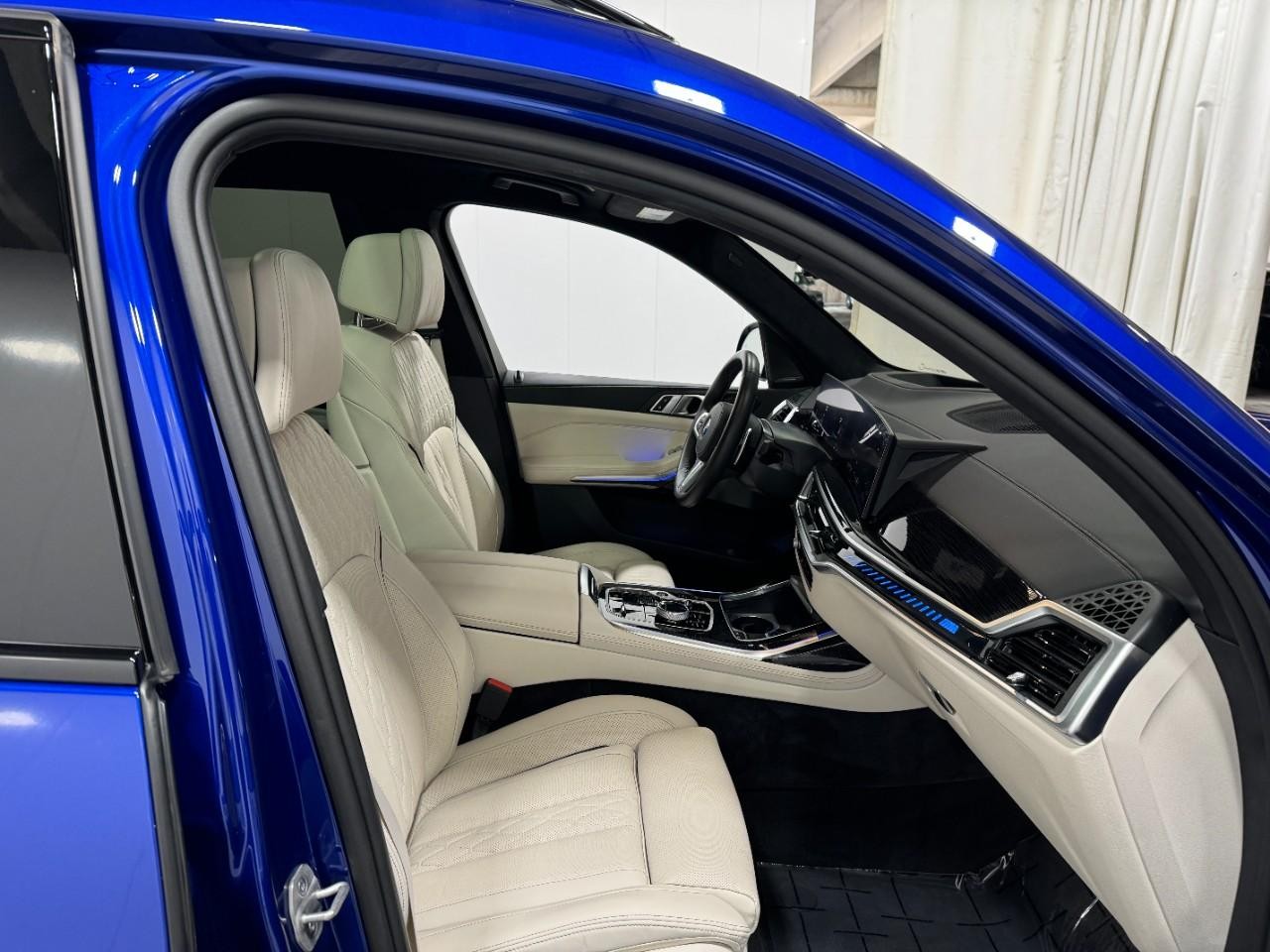 BMW X7 Vehicle Full-screen Gallery Image 18