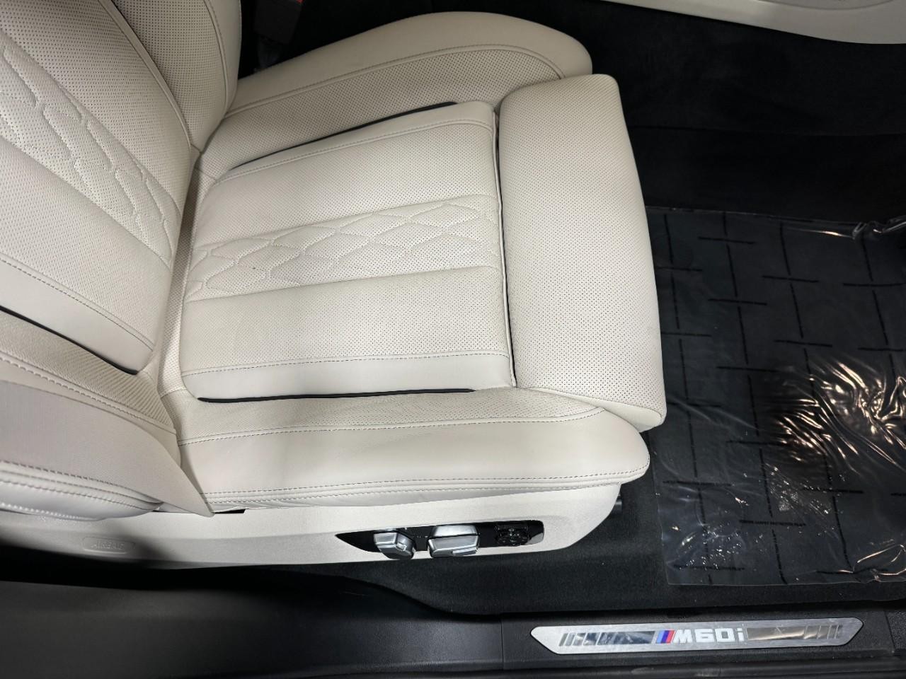 BMW X7 Vehicle Full-screen Gallery Image 19