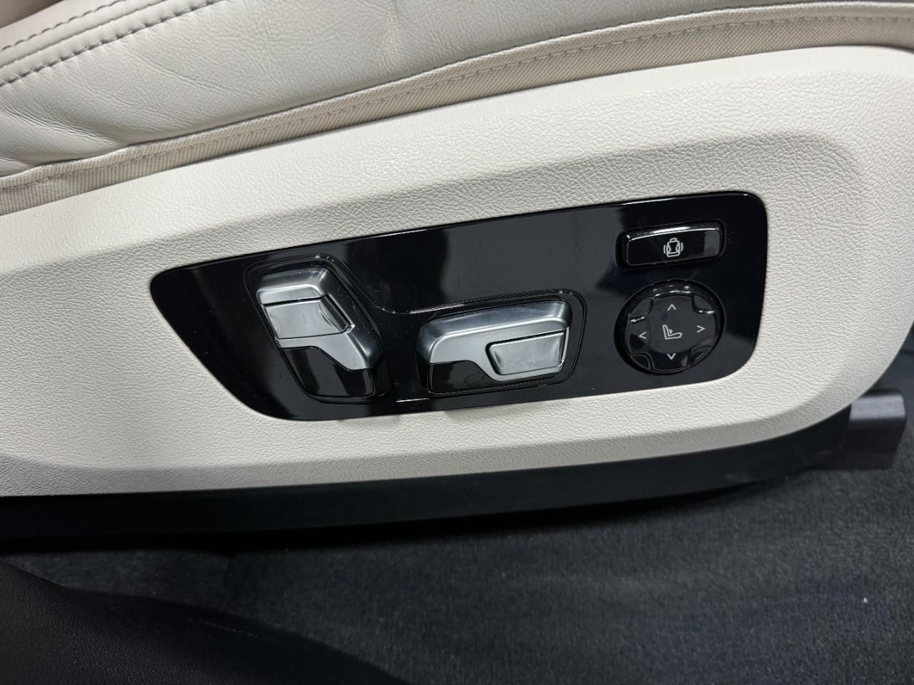 BMW X7 Vehicle Full-screen Gallery Image 20