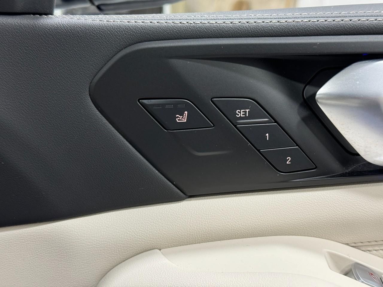 BMW X7 Vehicle Full-screen Gallery Image 21