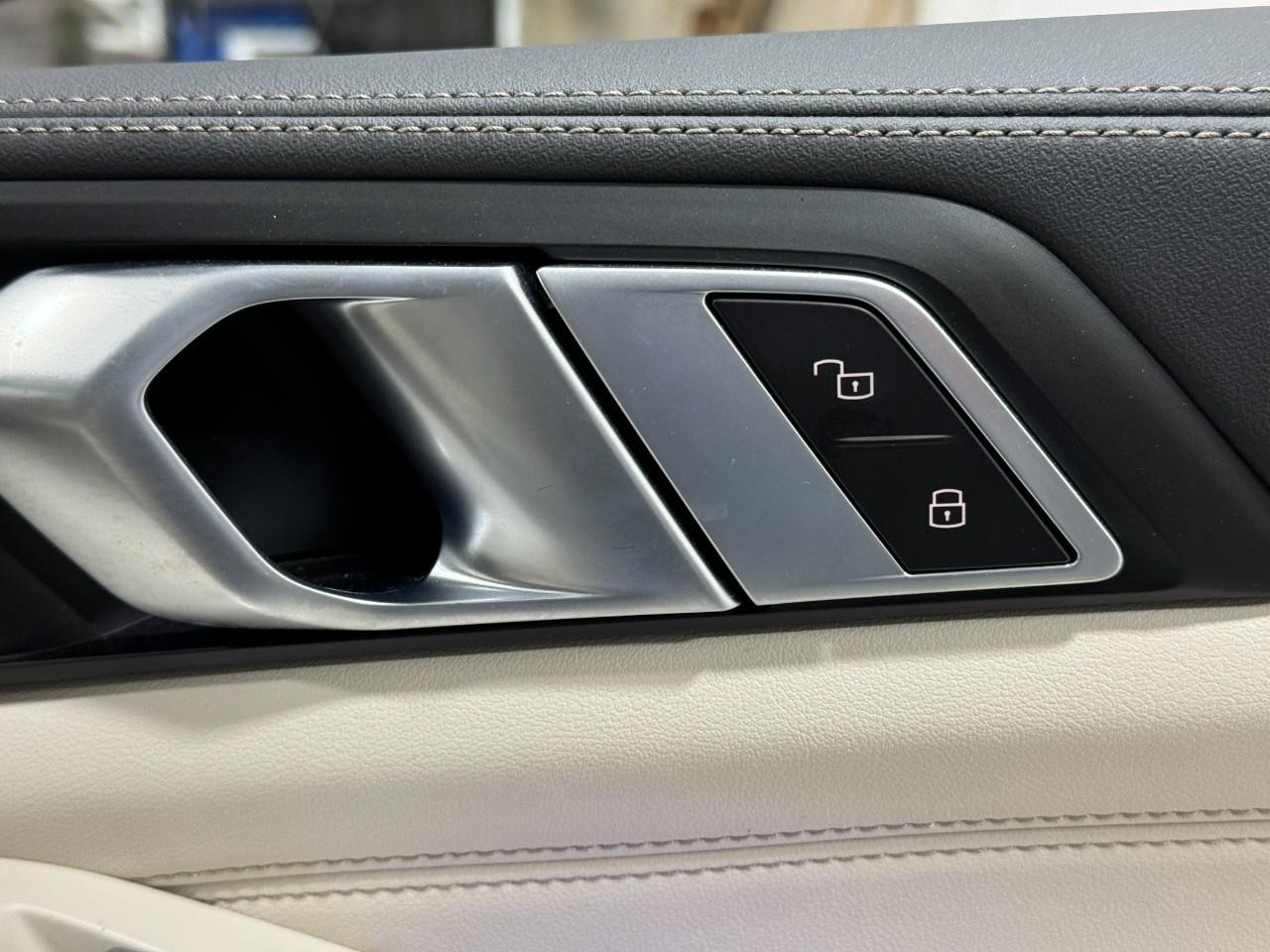 BMW X7 Vehicle Full-screen Gallery Image 22