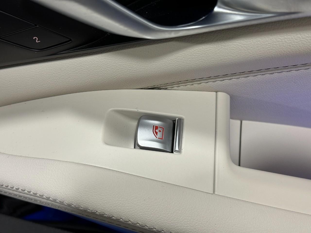 BMW X7 Vehicle Full-screen Gallery Image 23