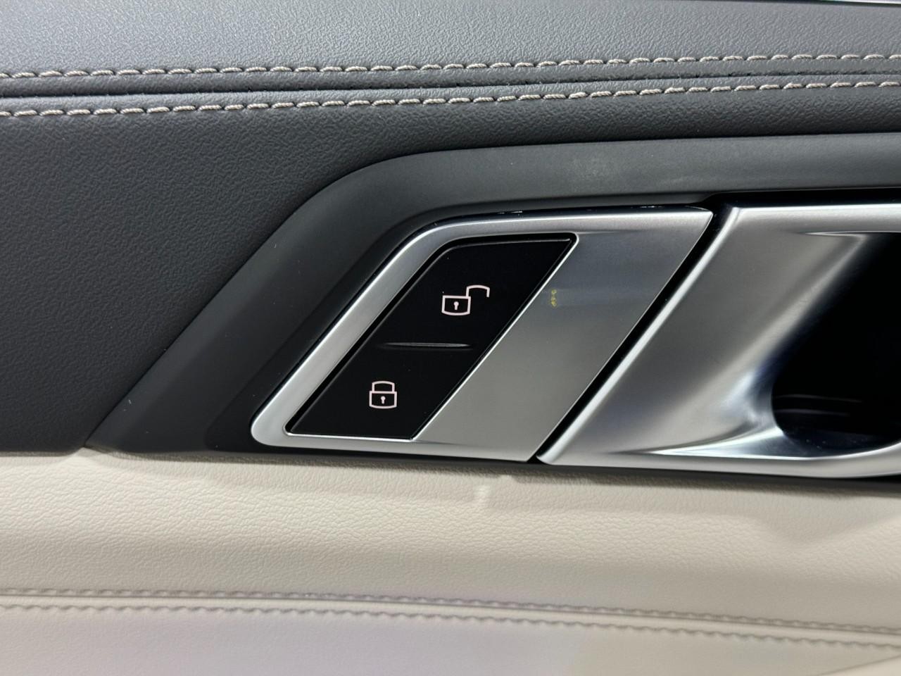 BMW X7 Vehicle Full-screen Gallery Image 26