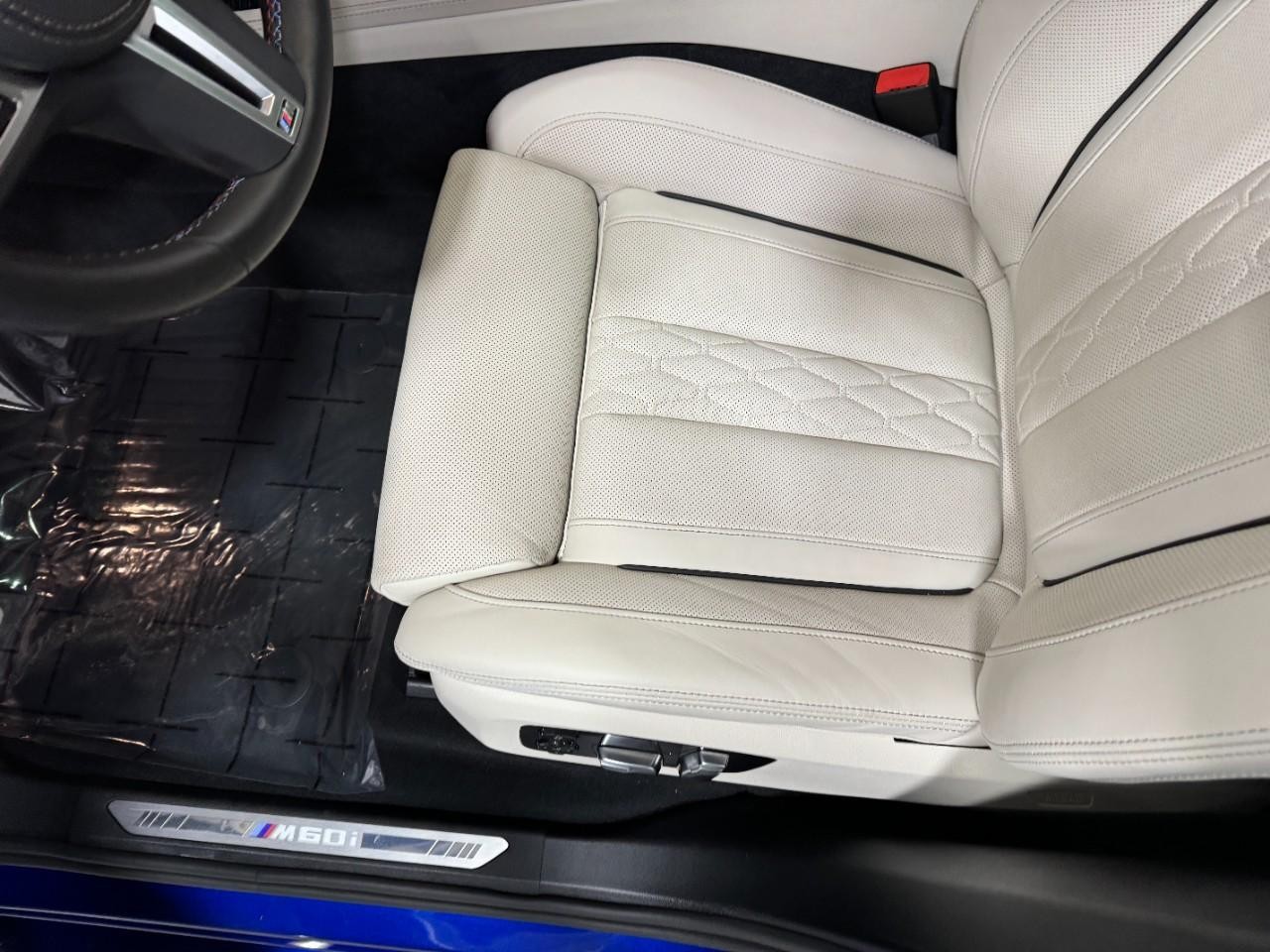 BMW X7 Vehicle Full-screen Gallery Image 29