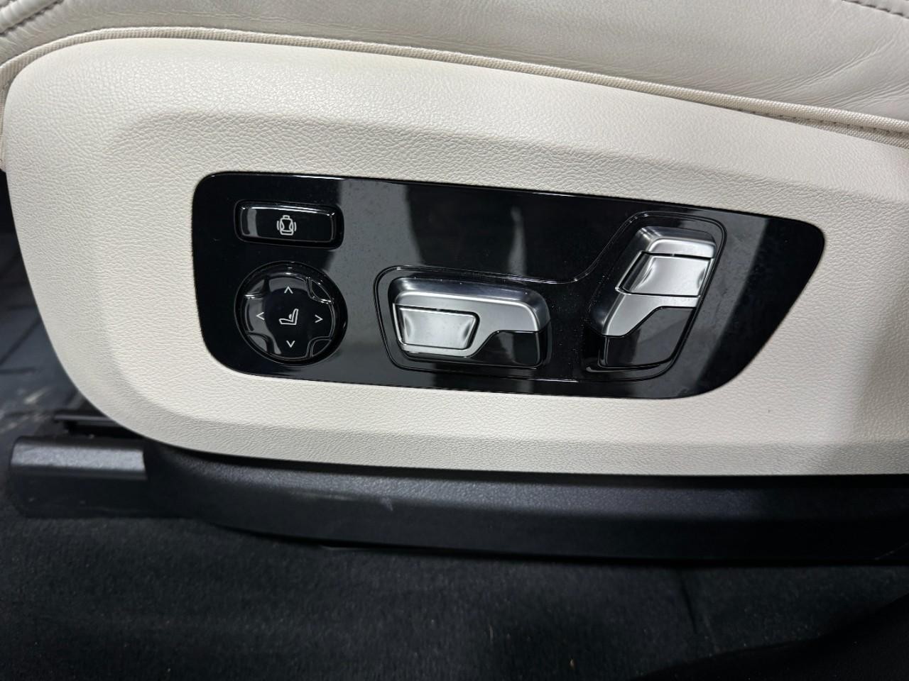 BMW X7 Vehicle Full-screen Gallery Image 30