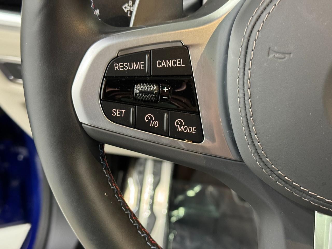 BMW X7 Vehicle Full-screen Gallery Image 32