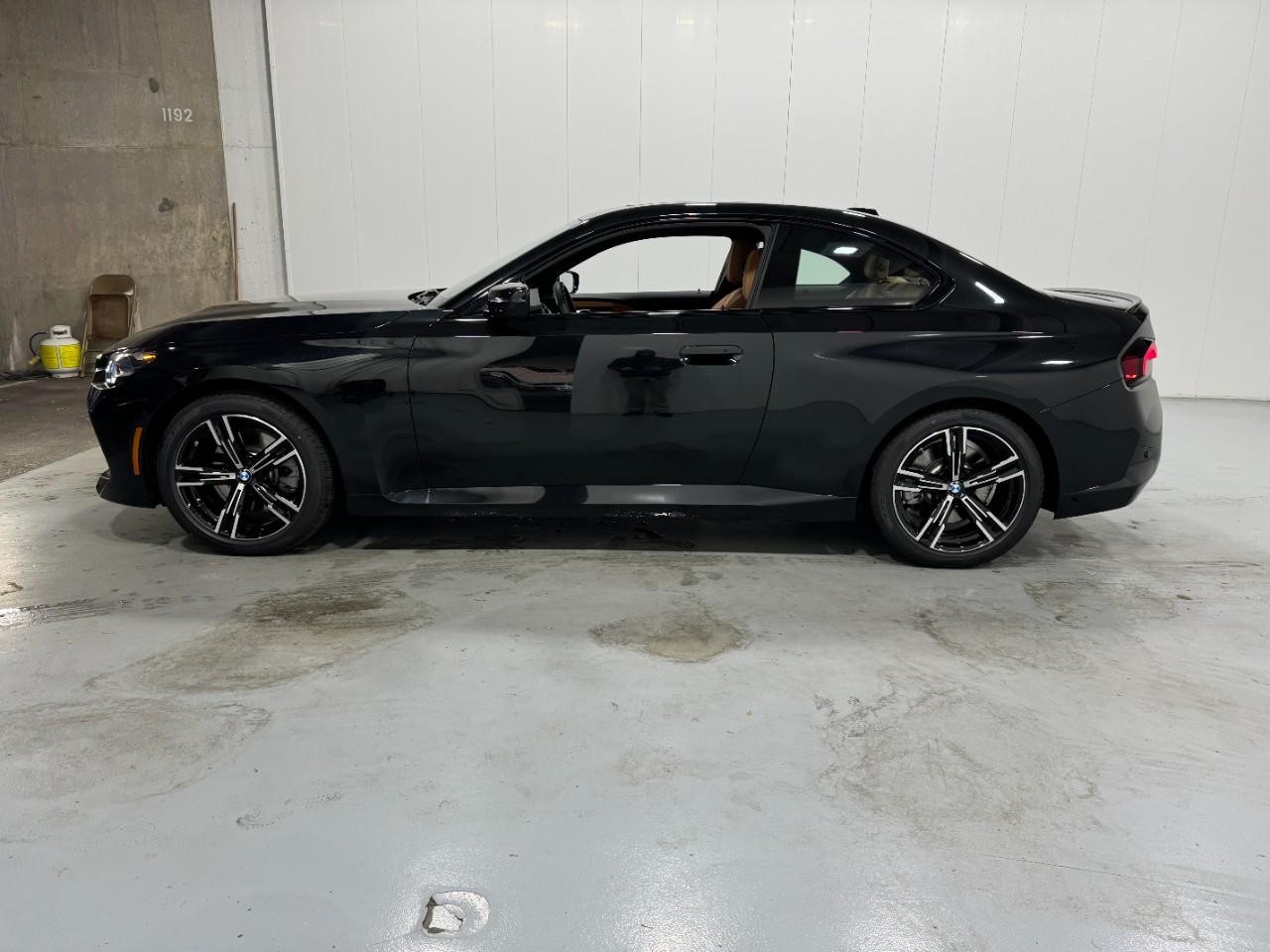 BMW 2 Series Vehicle Full-screen Gallery Image 2