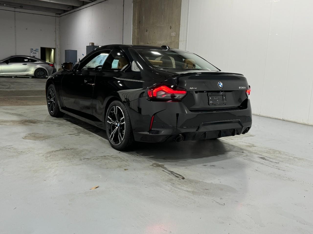 BMW 2 Series Vehicle Full-screen Gallery Image 3