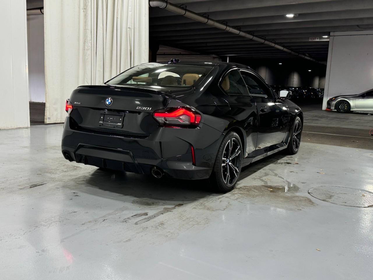 BMW 2 Series Vehicle Full-screen Gallery Image 4