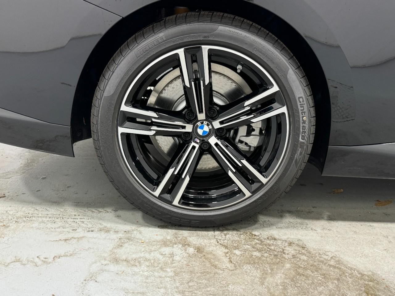 BMW 2 Series Vehicle Full-screen Gallery Image 5