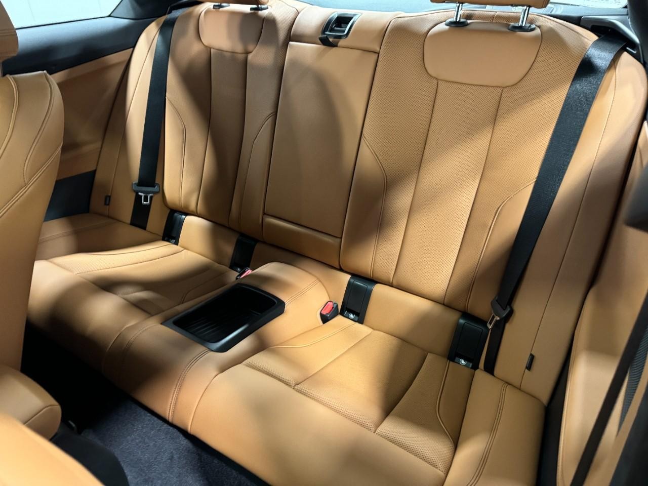 BMW 2 Series Vehicle Full-screen Gallery Image 8