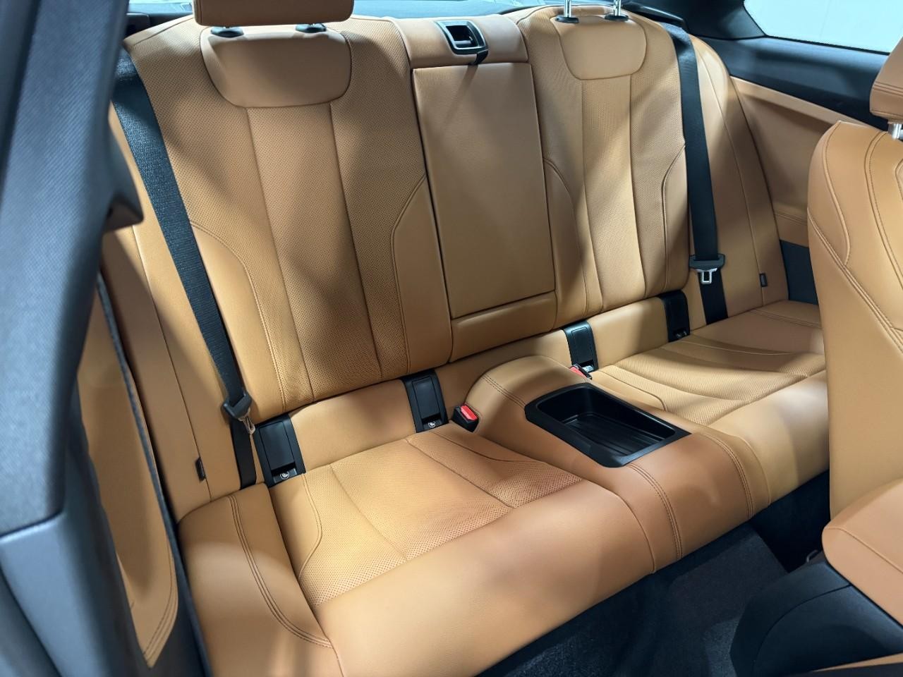 BMW 2 Series Vehicle Full-screen Gallery Image 10