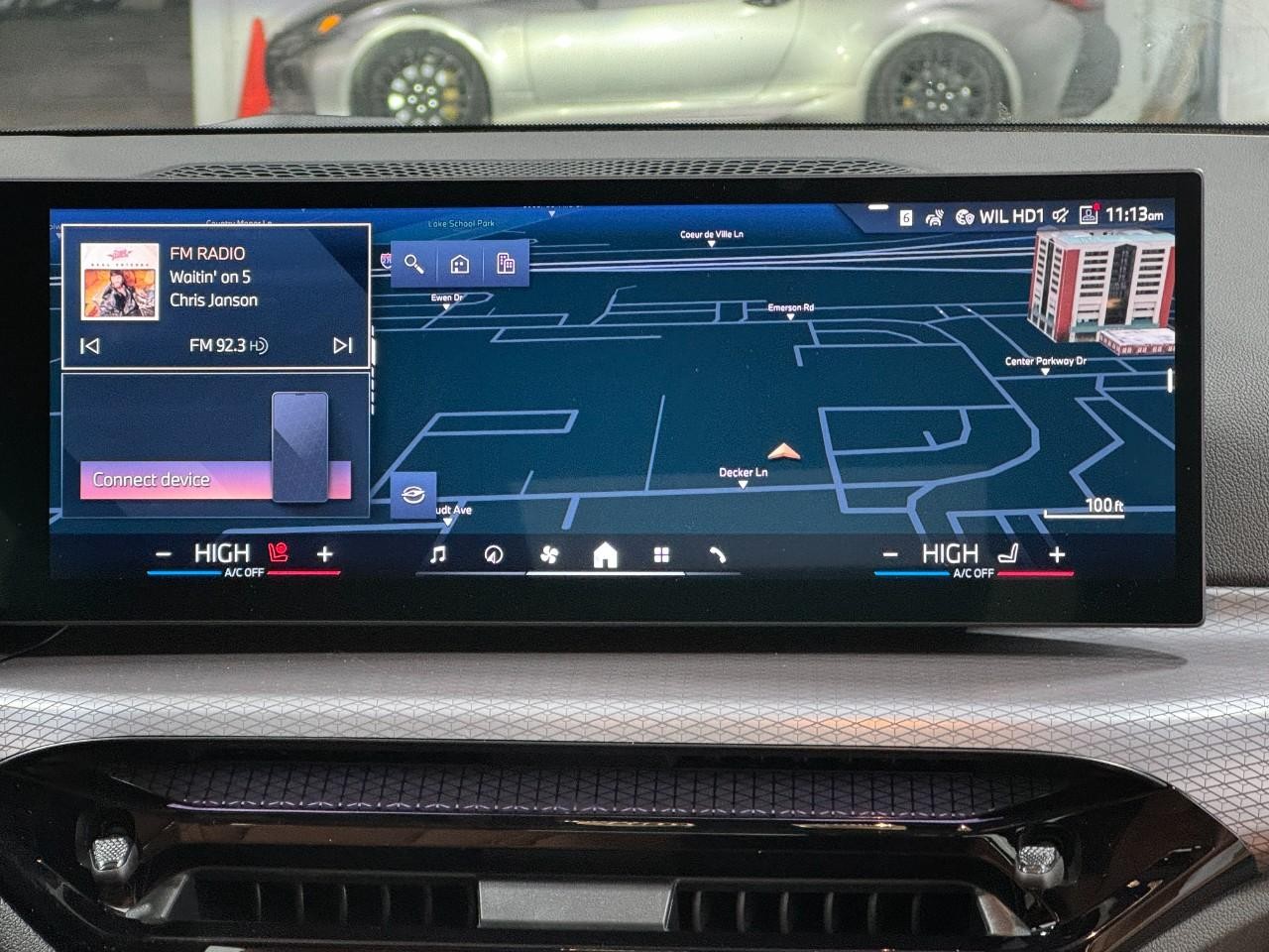 BMW 2 Series Vehicle Full-screen Gallery Image 14