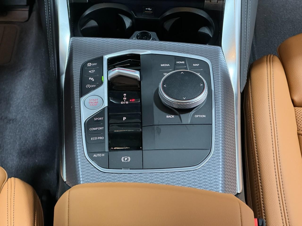 BMW 2 Series Vehicle Full-screen Gallery Image 15