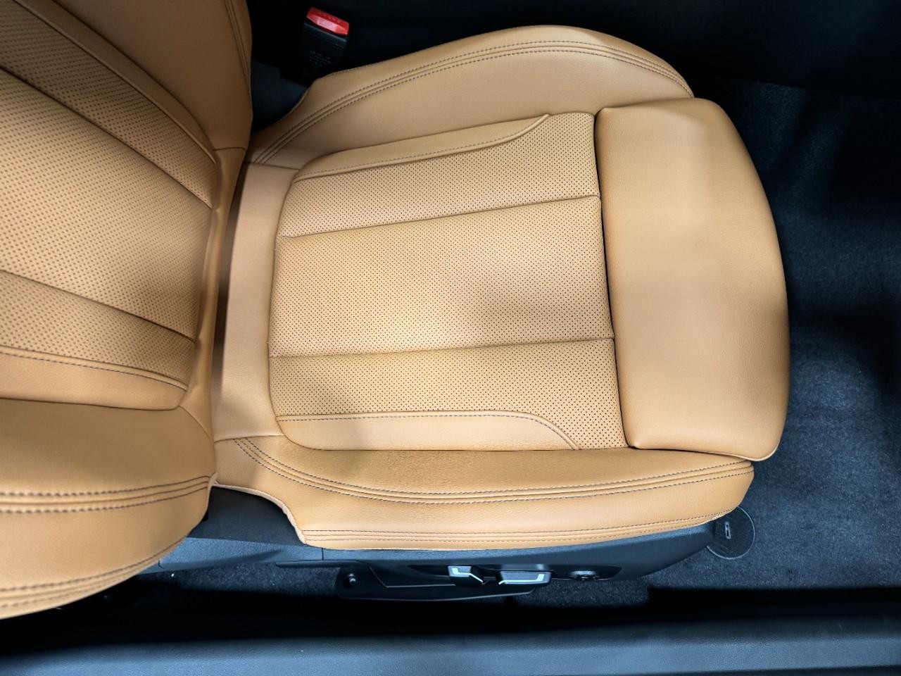 BMW 2 Series Vehicle Full-screen Gallery Image 18