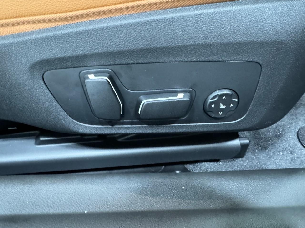 BMW 2 Series Vehicle Full-screen Gallery Image 19