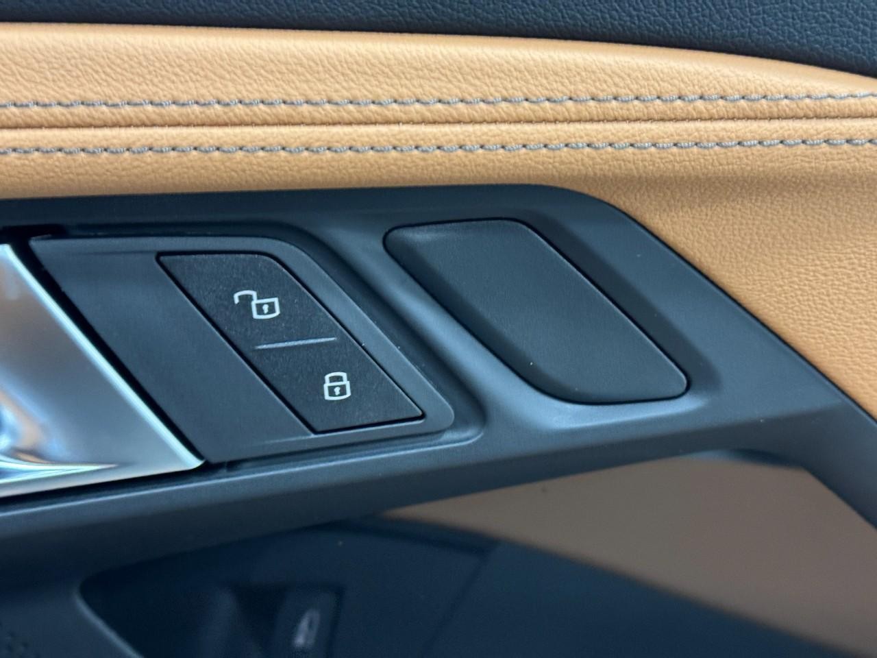 BMW 2 Series Vehicle Full-screen Gallery Image 20