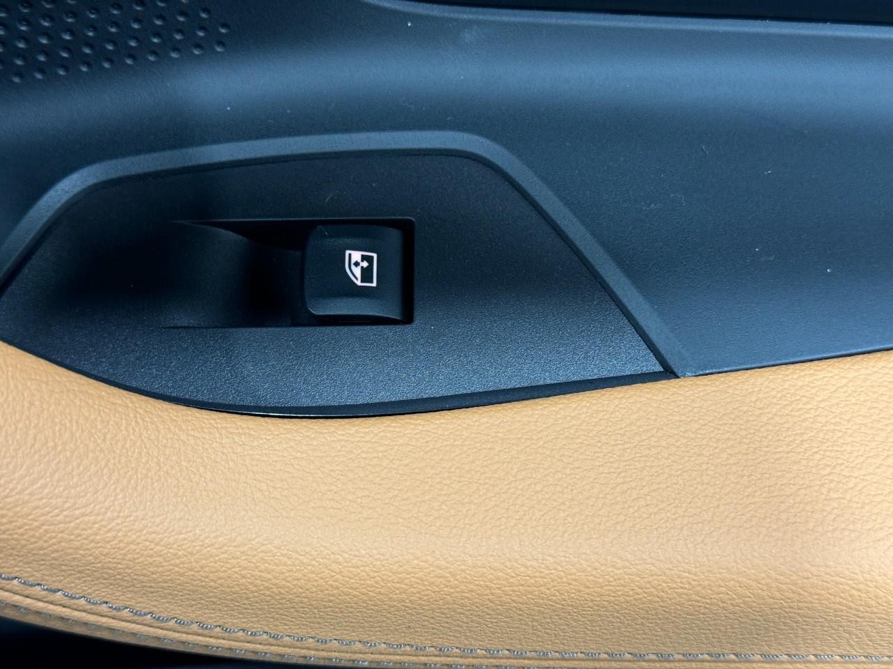 BMW 2 Series Vehicle Full-screen Gallery Image 22