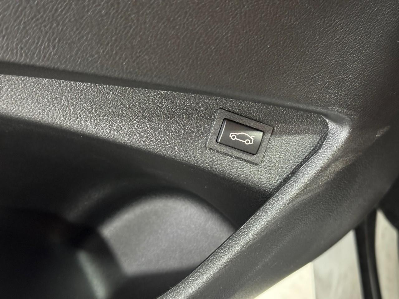 BMW 2 Series Vehicle Full-screen Gallery Image 25