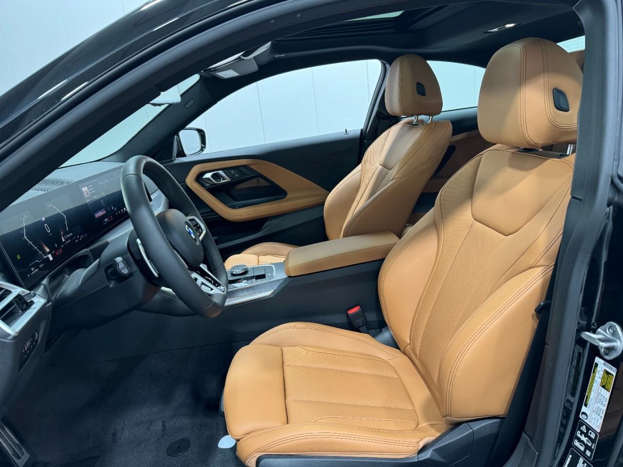 BMW 2 Series Vehicle Full-screen Gallery Image 26