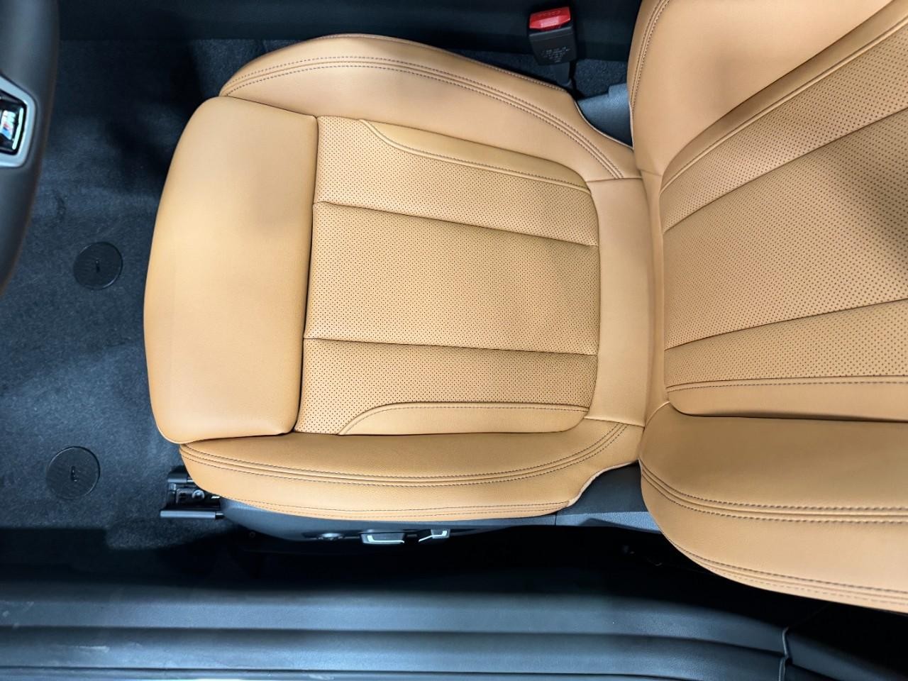 BMW 2 Series Vehicle Full-screen Gallery Image 27