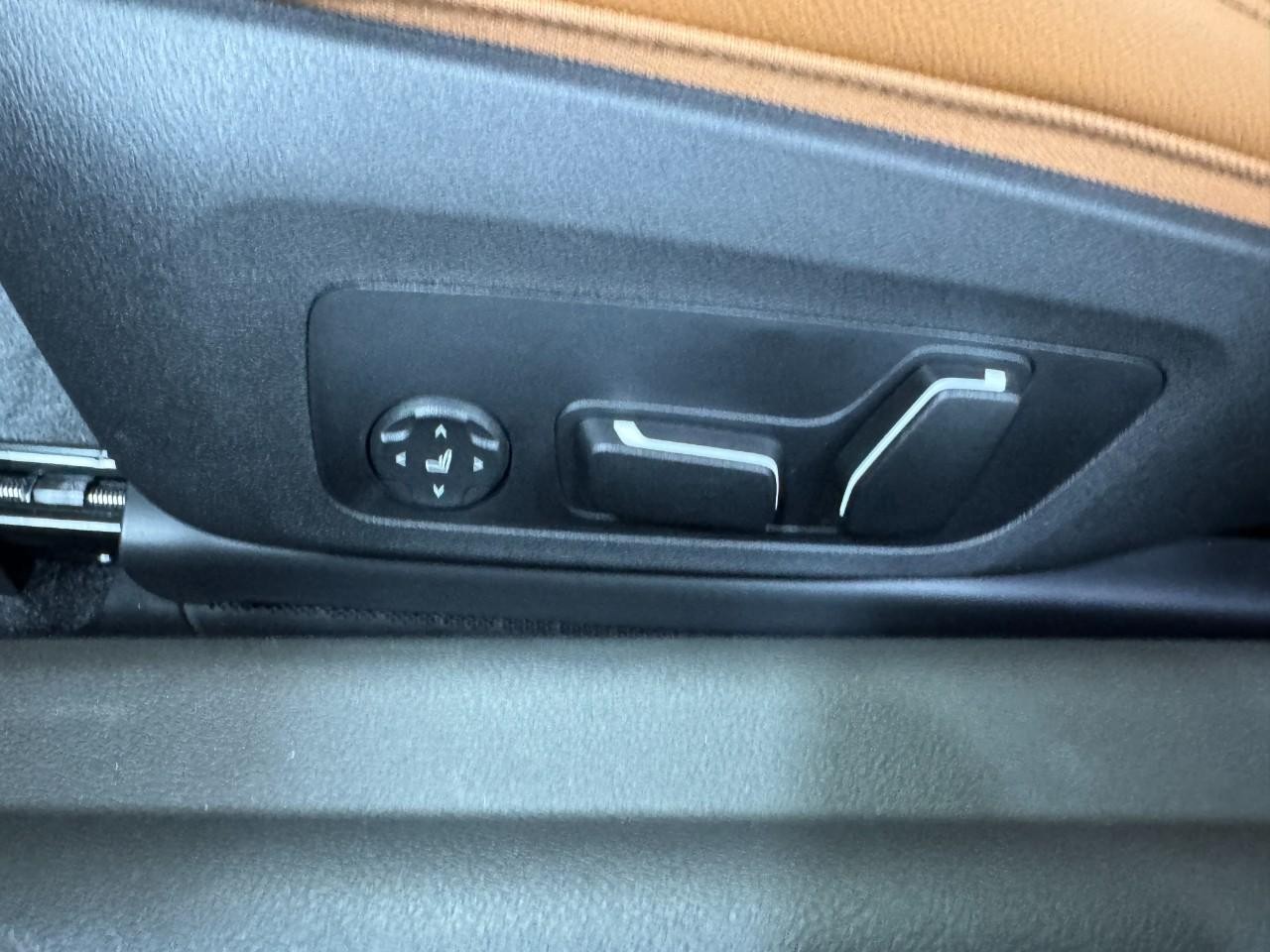 BMW 2 Series Vehicle Full-screen Gallery Image 28