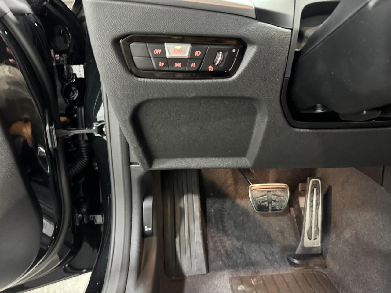 BMW 2 Series Vehicle Full-screen Gallery Image 29